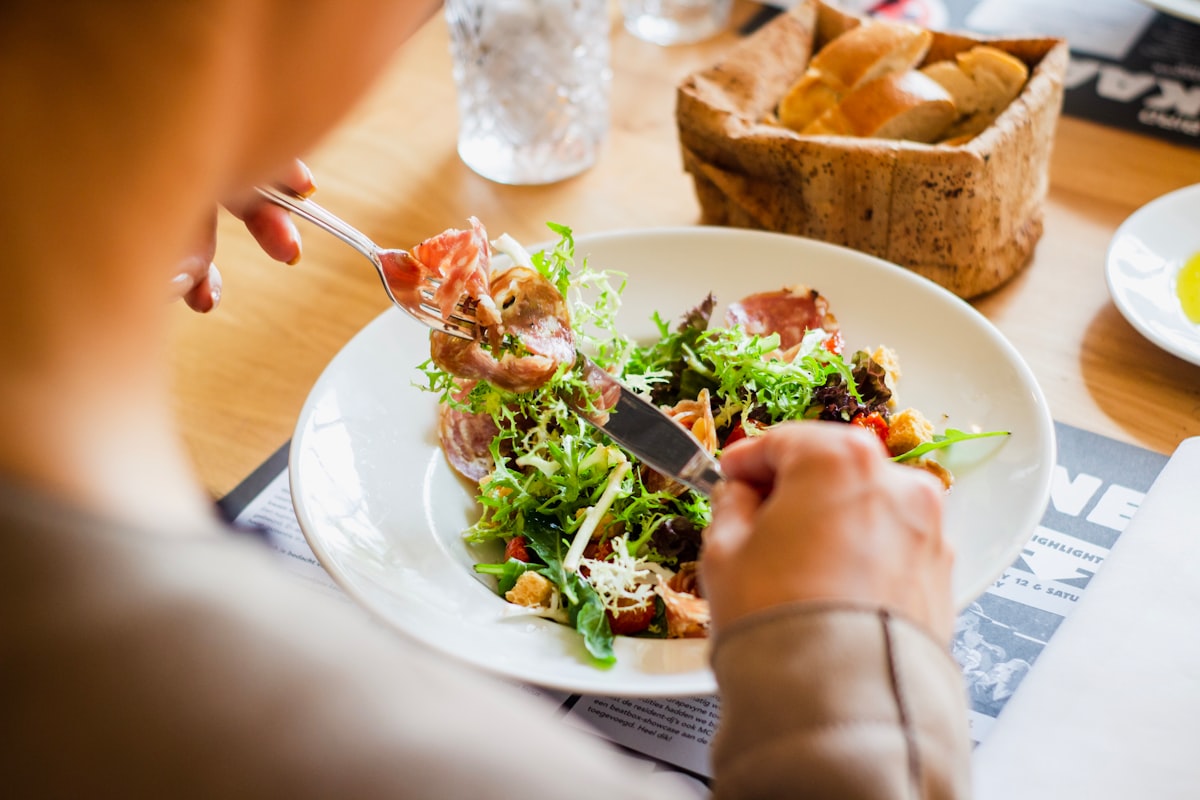 Gravid kvinna som äter hälsosamt frukt och grönsaker